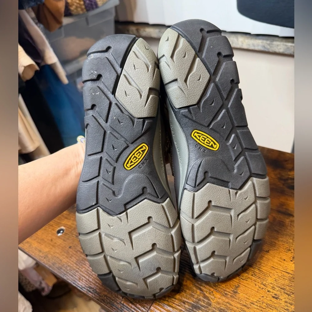 KEEN Men's Outdoor Sandals Grey Bumper Toe Bungee Cinch Lacing Size 9.5